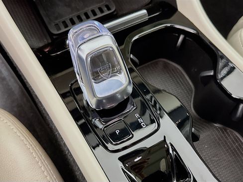 Used 2023 Volvo XC40 B4 Ultimate image 19