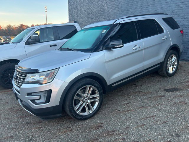 Used 2017 Ford Explorer XLT w/ Equipment Group 202A AWD/4WD image 2