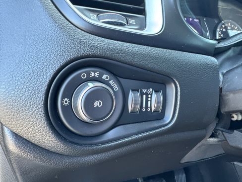 Used 2018 Jeep Renegade Latitude w/ Advanced Technology Group FWD image 13