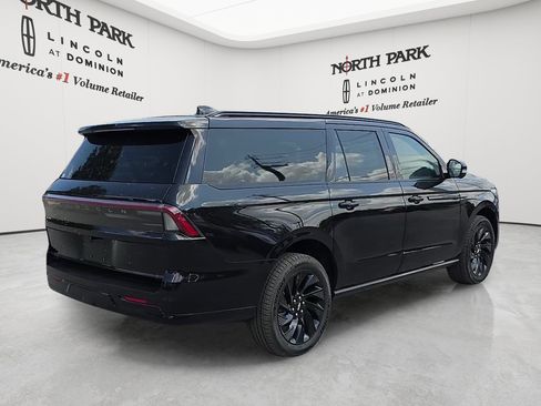 New 2026 Lincoln Navigator L Reserve w/ Jet Appearance Package AWD/4WD image 5
