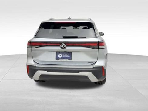 Certified 2025 Volkswagen Tiguan SE AWD/4WD image 3