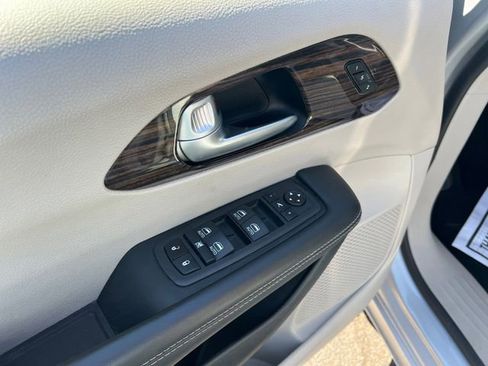 Used 2023 Chrysler Pacifica Limited image 11