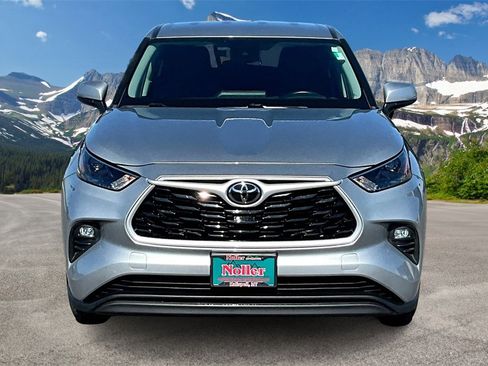 Used 2024 Toyota Highlander LE image 3