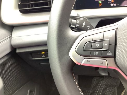 New 2026 Volkswagen Tiguan SE image 27