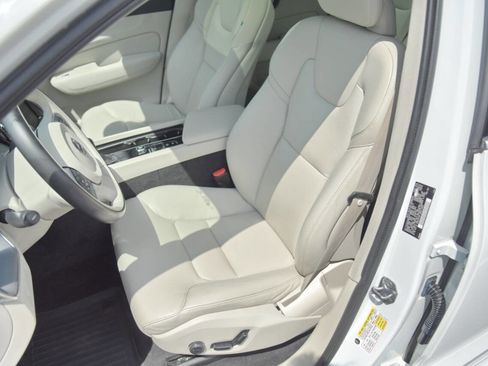 Used 2019 Volvo XC60 T6 Momentum w/ Multimedia Package image 21