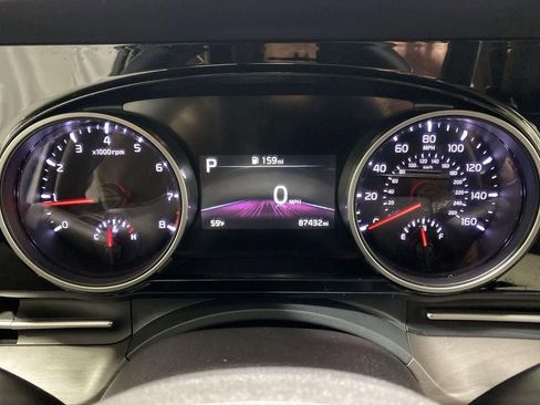 Used 2022 Kia Carnival EX image 10