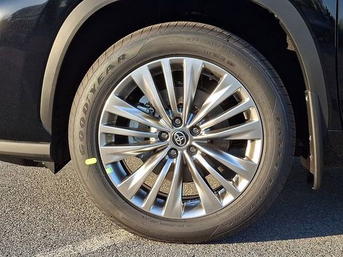 New 2026 Toyota Highlander Platinum AWD/4WD image 19
