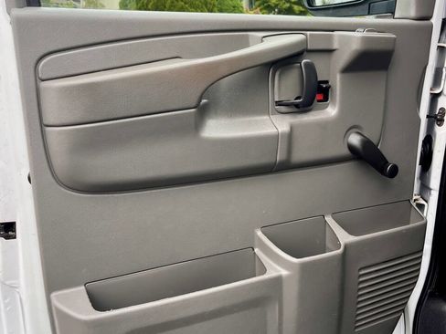 Used 2013 Chevrolet Express 2500 RWD image 15