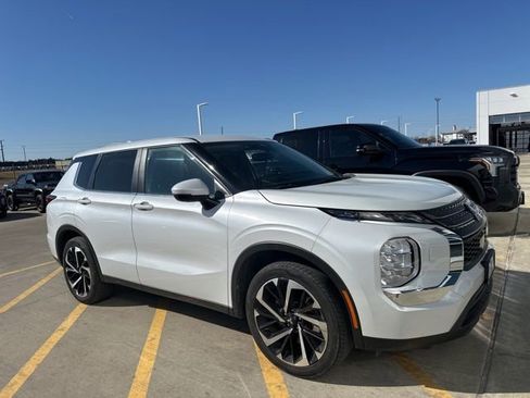 Used 2022 Mitsubishi Outlander ES image 2