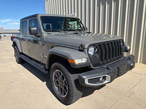 Used 2020 Jeep Gladiator Overland AWD/4WD image 2