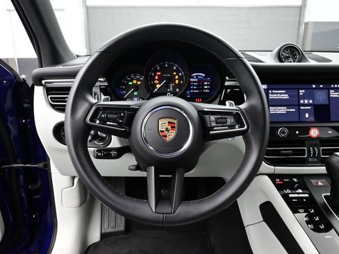 Certified 2025 Porsche Macan AWD/4WD image 8