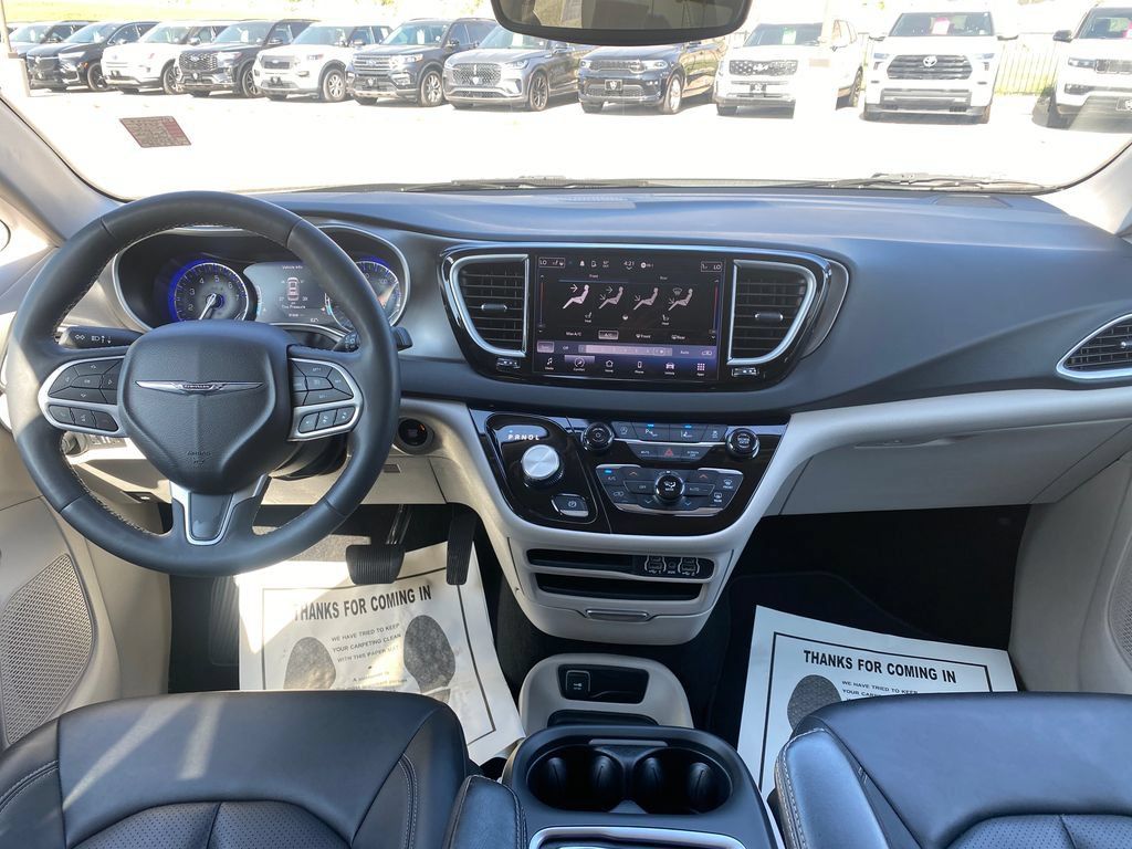 Used 2024 Chrysler Pacifica Touring-L FWD image 13