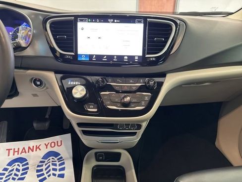 Used 2023 Chrysler Pacifica Touring-L FWD image 30