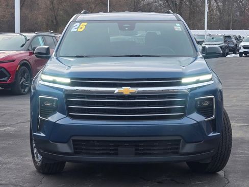 Used 2025 Chevrolet Traverse LT image 3