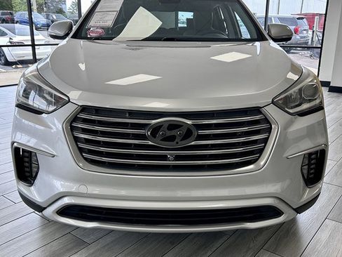 Used 2017 Hyundai Santa Fe FWD image 2