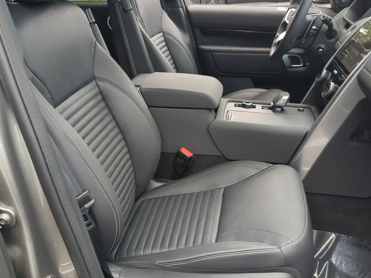 Certified 2025 Land Rover Discovery S AWD/4WD image 24