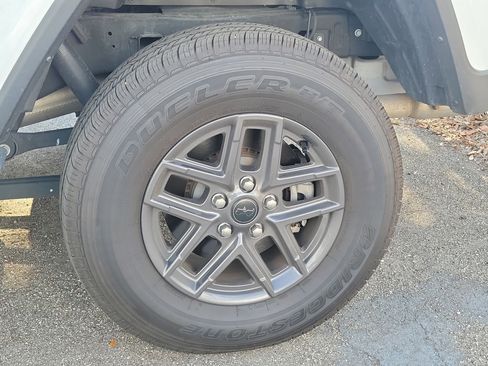 Used 2024 Jeep Gladiator Sport image 9