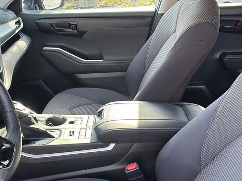 Used 2020 Toyota Highlander LE image 24