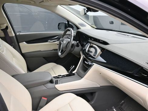 Used 2023 Cadillac XT6 Premium Luxury FWD image 2