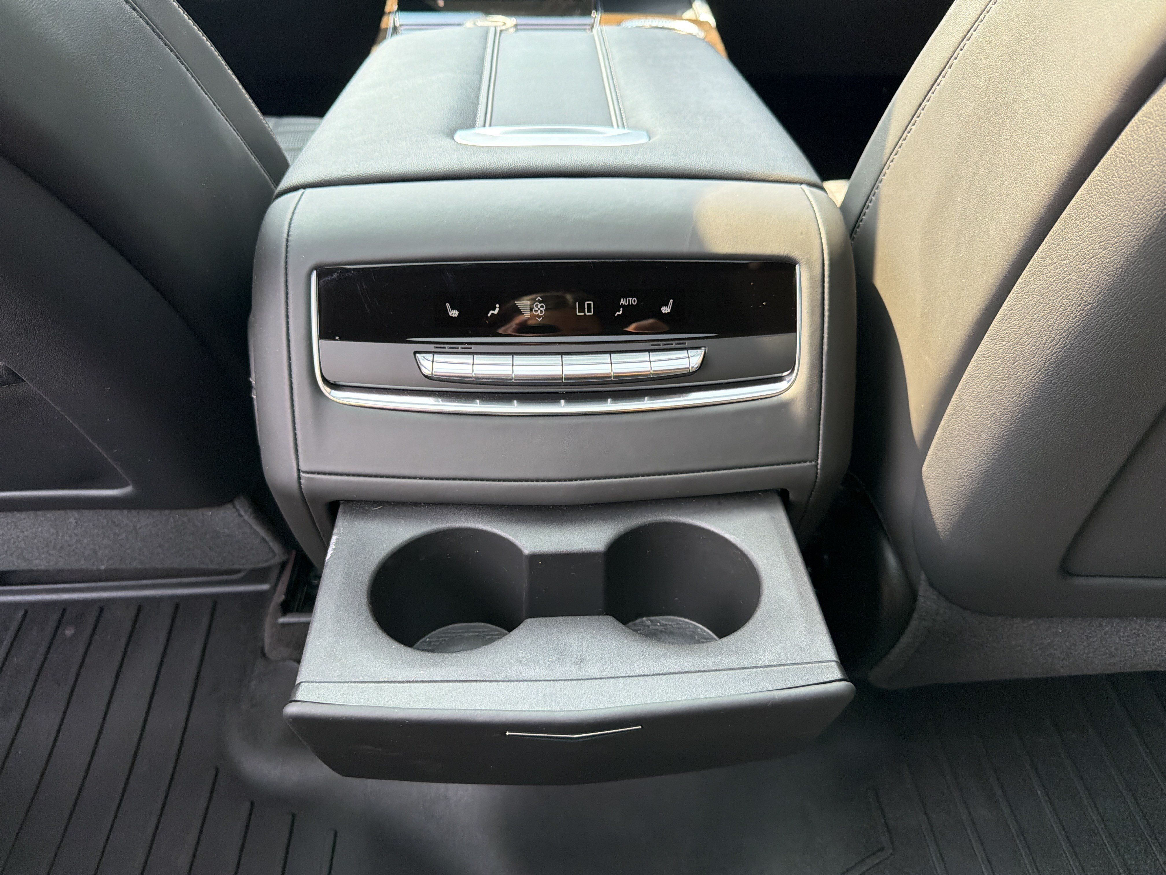Used 2025 Cadillac Escalade ESV Sport Platinum w/ LPO, ONYX Package AWD/4WD image 44
