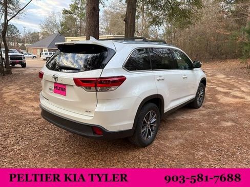 Used 2019 Toyota Highlander SE image 12