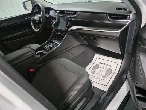 Used 2024 Jeep Grand Cherokee Laredo RWD image 7