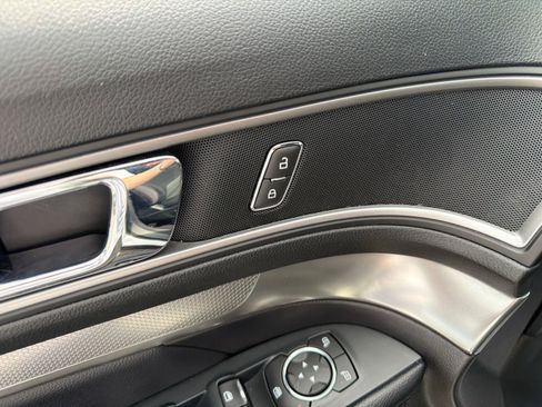 Used 2018 Ford Explorer XLT FWD image 17