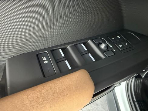 New 2026 Land Rover Defender 110 X-Dynamic SE AWD/4WD image 12
