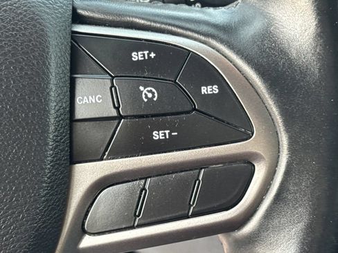 Used 2019 Jeep Cherokee Latitude Plus w/ Cold Weather Group AWD/4WD image 35
