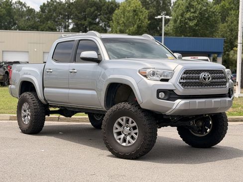 Used 2022 Toyota Tacoma SR5 w/ Technology Package RWD image 5