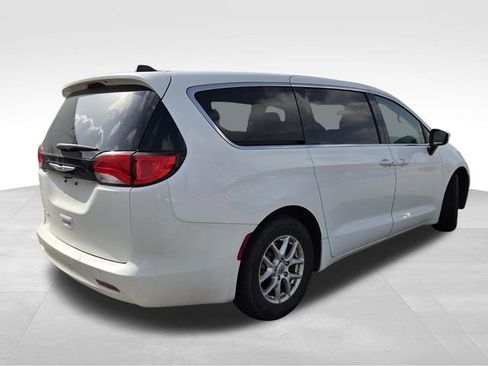 Used 2023 Chrysler Voyager LX image 6