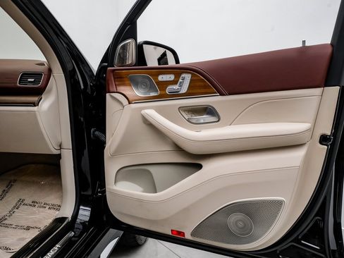 Used 2024 Mercedes-Benz Maybach GLS 600 4MATIC image 40