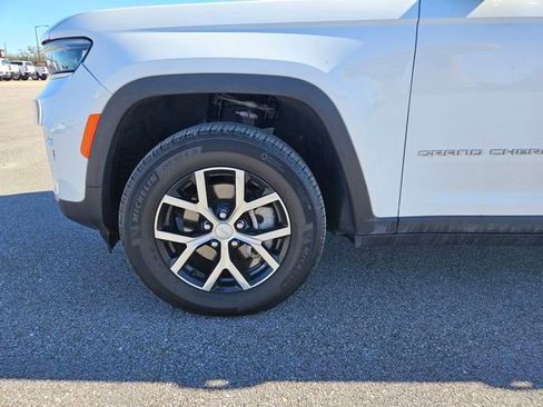 Used 2024 Jeep Grand Cherokee Limited image 27
