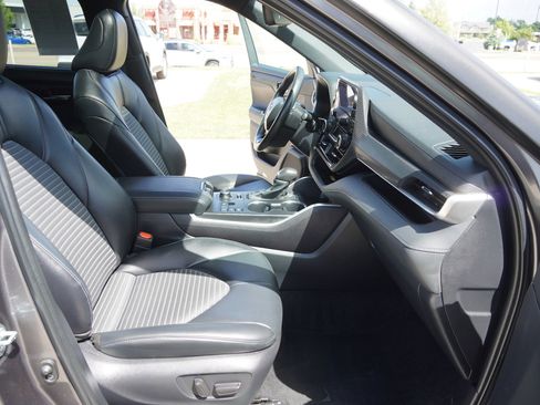 Certified 2024 Toyota Highlander XSE image 27