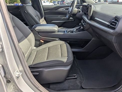 Used 2024 Chevrolet Traverse LT image 40