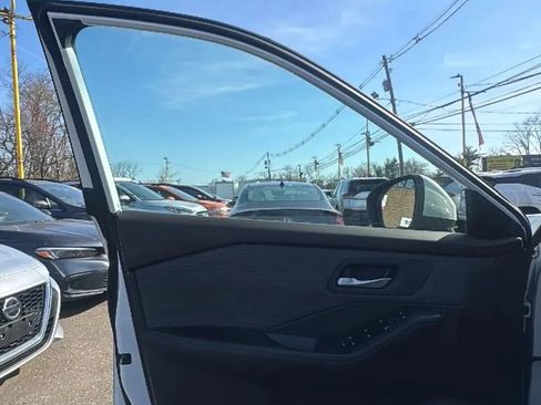 Used 2021 Nissan Rogue SV FWD image 9