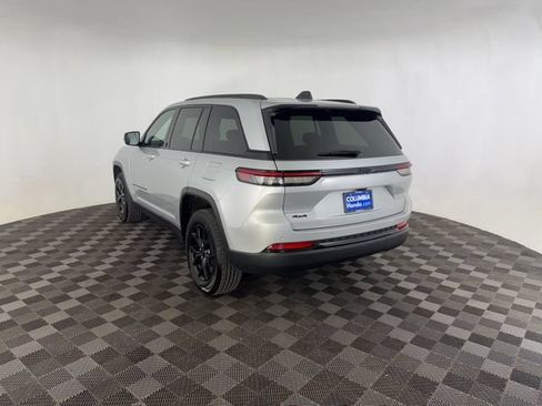 Used 2025 Jeep Grand Cherokee Altitude AWD/4WD image 10
