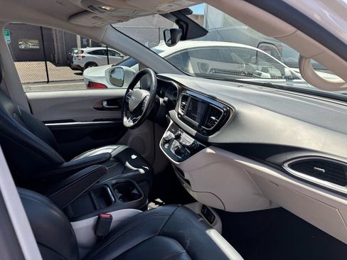 Used 2019 Chrysler Pacifica Touring-L FWD image 13