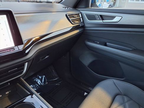 Used 2025 Volkswagen Atlas Cross Sport SE image 29