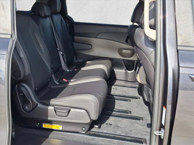 Used 2026 Kia Carnival EX FWD image 21
