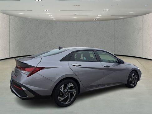 Used 2025 Hyundai Elantra Sport image 5