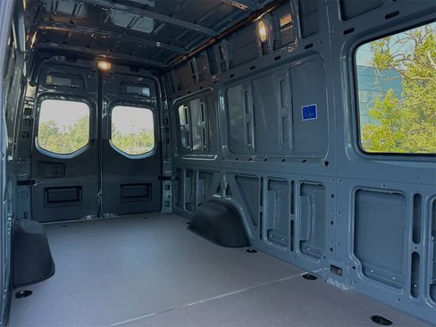 Used 2024 Mercedes-Benz Sprinter 2500 image 12