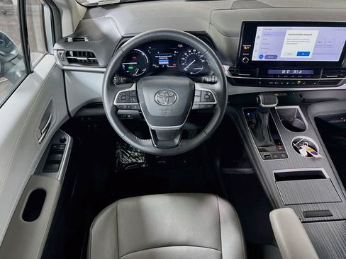 Certified 2025 Toyota Sienna XLE FWD image 20