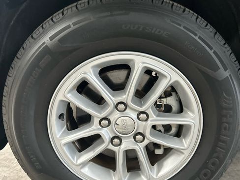 Used 2019 Jeep Grand Cherokee Laredo image 11