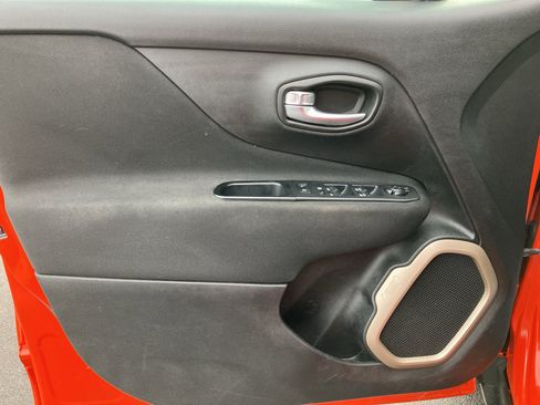 Used 2016 Jeep Renegade Latitude w/ Cold Weather Group image 13