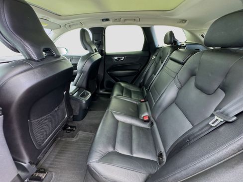 Used 2019 Volvo XC60 T5 Momentum w/ Premium Package AWD/4WD image 16