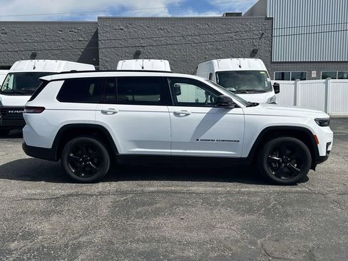 Used 2023 Jeep Grand Cherokee L Limited w/ Black Appearance Package AWD/4WD image 2