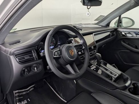 New 2026 Porsche Macan image 4