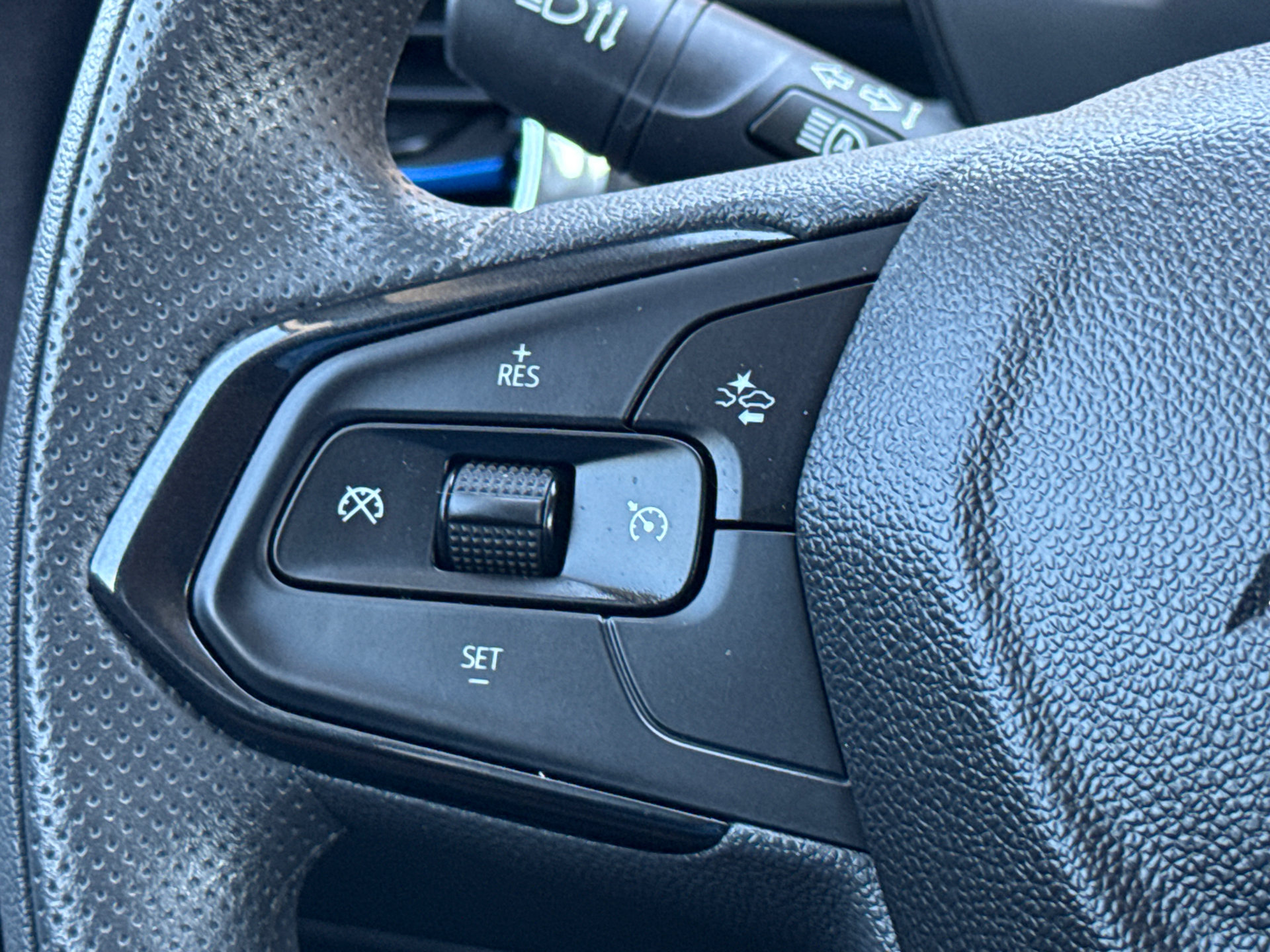 Used 2025 Chevrolet Trax LT FWD image 29