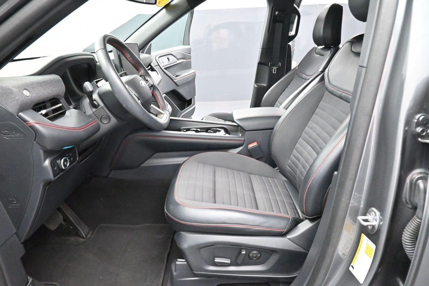 Used 2025 Ford Explorer ST-Line w/ Premium Package RWD image 14